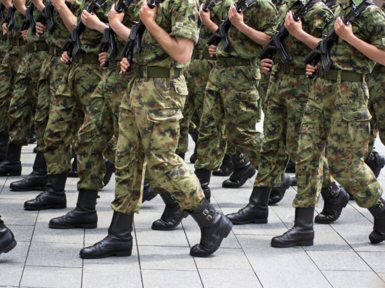 Legerfamilies die het Ministerie van Defensie aanklagen wegens slechte huisvesting, kregen te horen dat ze claims moesten laten vallen of dat het loon moest worden gedokt | Ministerie van Defensie